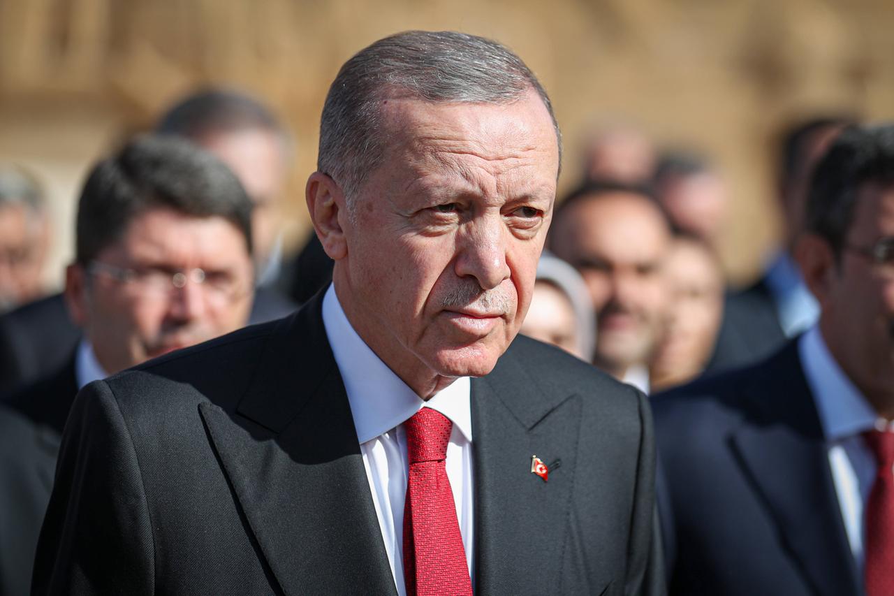 Der türkische Präsident Recep Tayyip Erdogan mit einer Delegation im Freien.