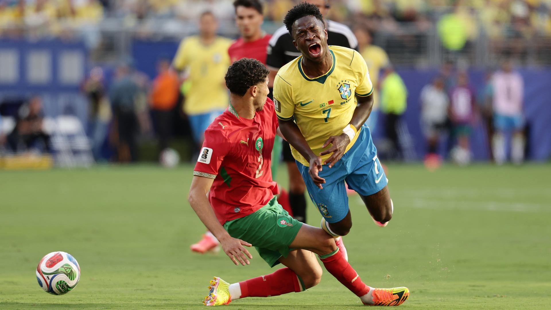 Vorrundenspiel bei der Fußball-Weltmeisterschaft: Der Brasilianer Vinicius Junior fällt im Zweikampf mit dem Marokkaner Achraf Hakimi zu Boden. Vorrundenspiel bei der Fußball-Weltmeisterschaft: Der Brasilianer Vinicius Junior fällt im Zweikampf mit dem Marokkaner Achraf Hakimi zu Boden.