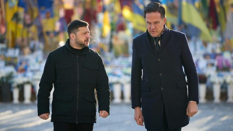 Der ukrainische Präsident Selenskyj und NATO-Generalsekretär Rutte unterhalten sich und gehen nebeneinander her.