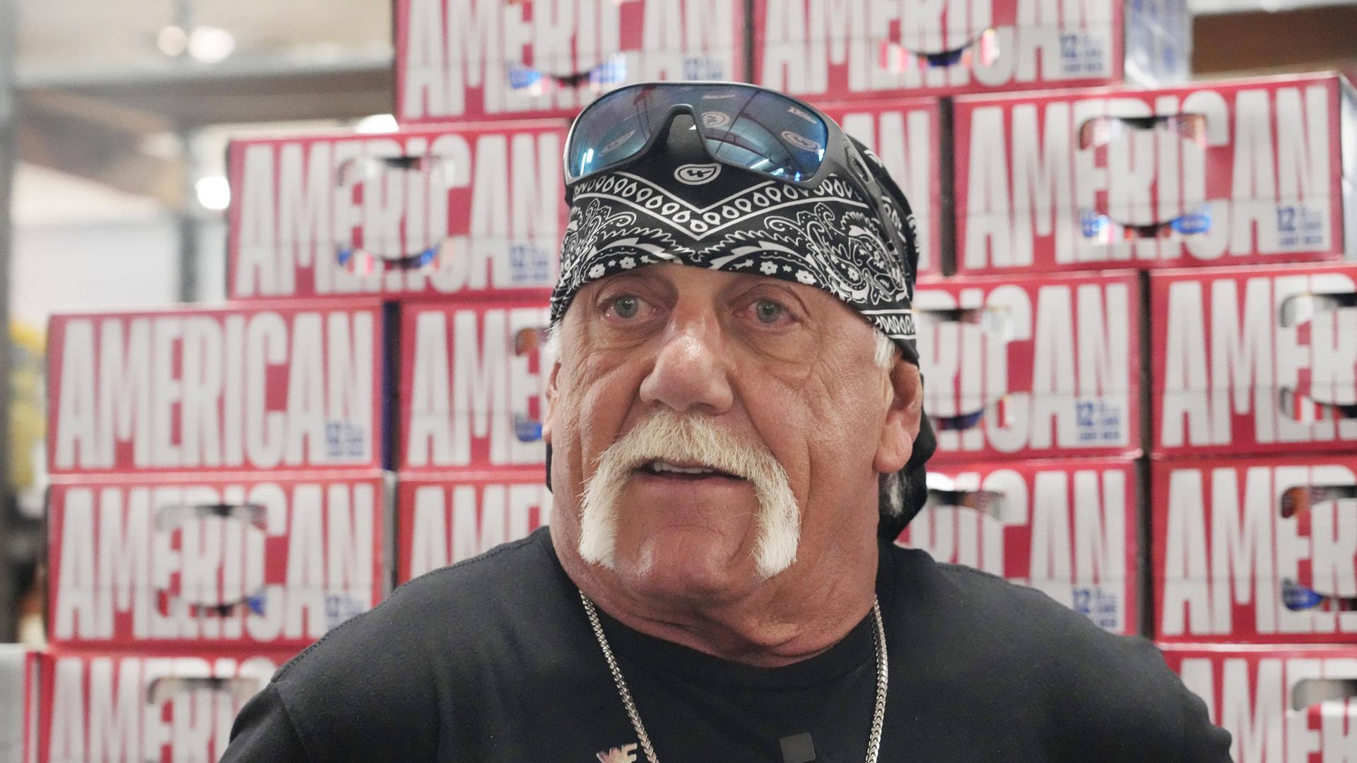 Der US-Profi-Wrestler Hulk Hogan schaut in die Kamera. (Hier im Jahr 2024) Der US-Profi-Wrestler Hulk Hogan schaut in die Kamera. (Hier im Jahr 2024)