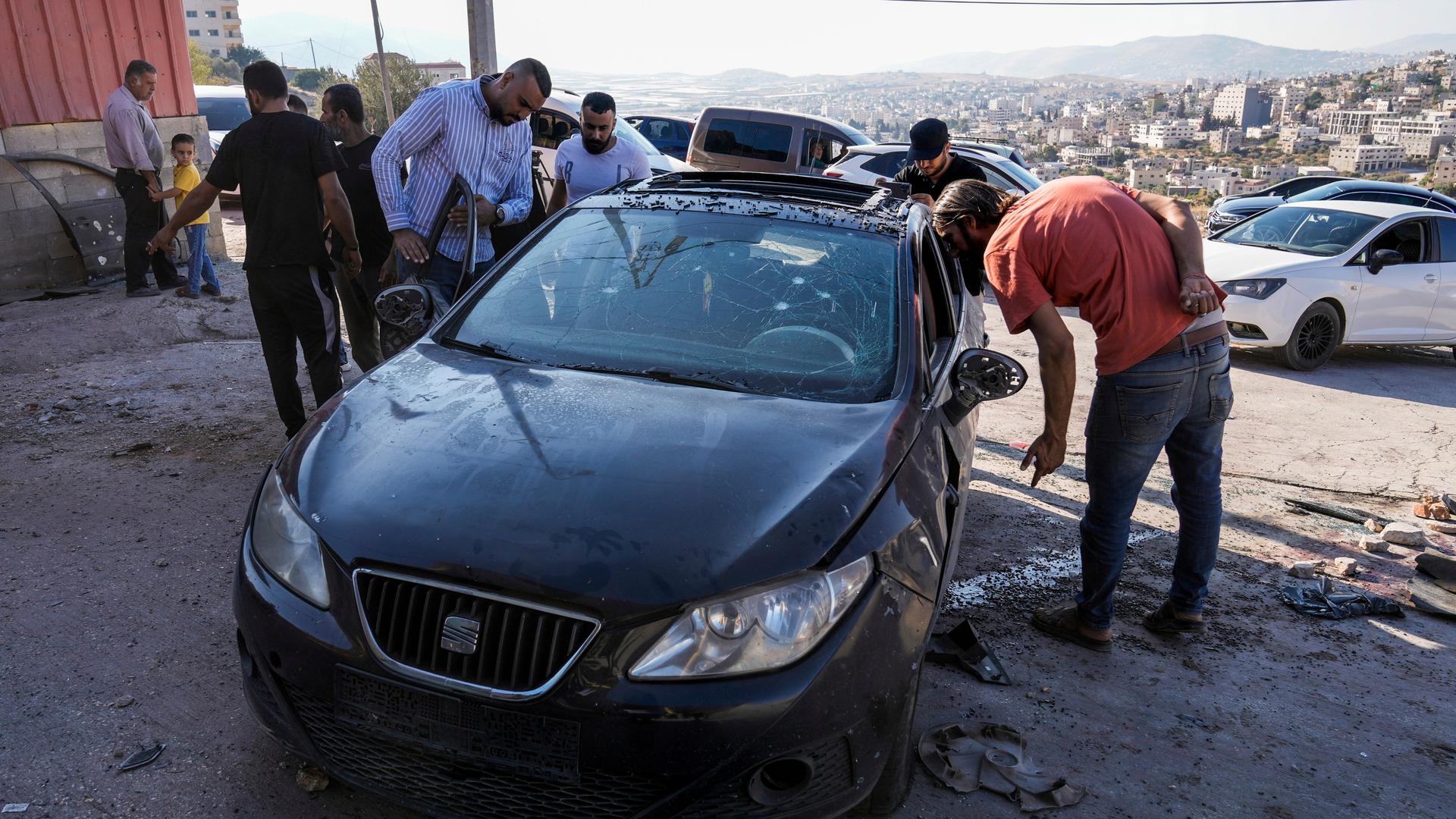 Tubas: Palästinenser inspizieren ein beschädigtes Auto nach einem israelischen Luftangriff in Tubas, Westjordanland. 