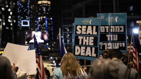 Angehörige der Hamas-Geiseln auf einer Straße in Tel Aviv . Auf einem Schild steht geschrieben "Seal the Deal". Auch zwei US-Flaggen sind zu sehen. Aufnahmedatum: 14. Januar 2025.
