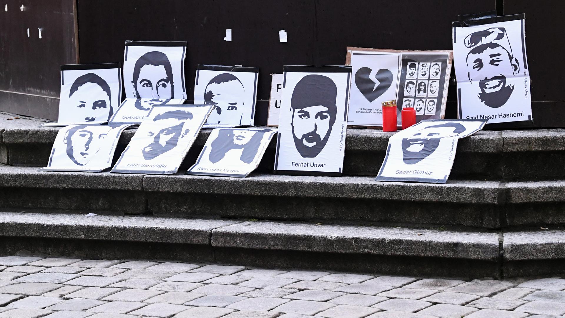 Zum Gedenken an die Opfer des rechts-extremistischen Anschlags in Hanau sind Plakate mit den Gesichtern und Namen der getöteten Menschen aufgestellt.