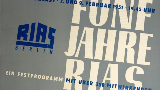 RIAS-Plakat von 1951 mit der Aufschrift "Fünf Jahre RIAS. Ein Festprogramm mit über 350 Mitwirkenden. Titania-Palast, 7. und 9. Februar 1952, 19:45 Uhr""