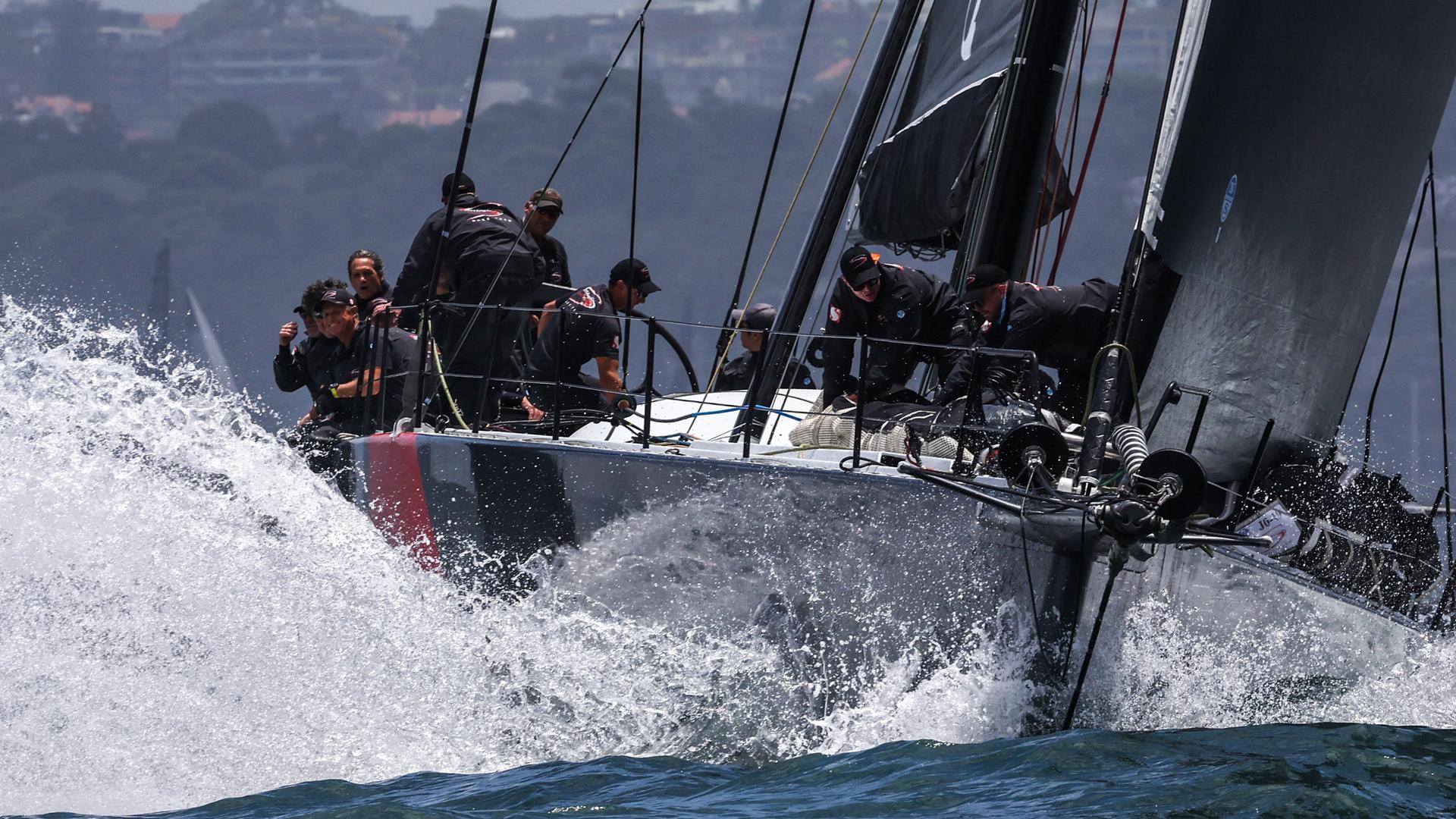 Das Bild zeigt eine Jacht während des Starts der jährlichen Regatta Sydney-Hobart im Hafen von Sydney. Das Bild zeigt eine Jacht während des Starts der jährlichen Regatta Sydney-Hobart im Hafen von Sydney.