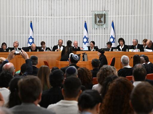 Die 15 Richter am Obersten Gerichtshof Israels bei der Anhörung der Petitionen gegen die Abschaffung der "Angemessenheitsklausel" im September 2023. 