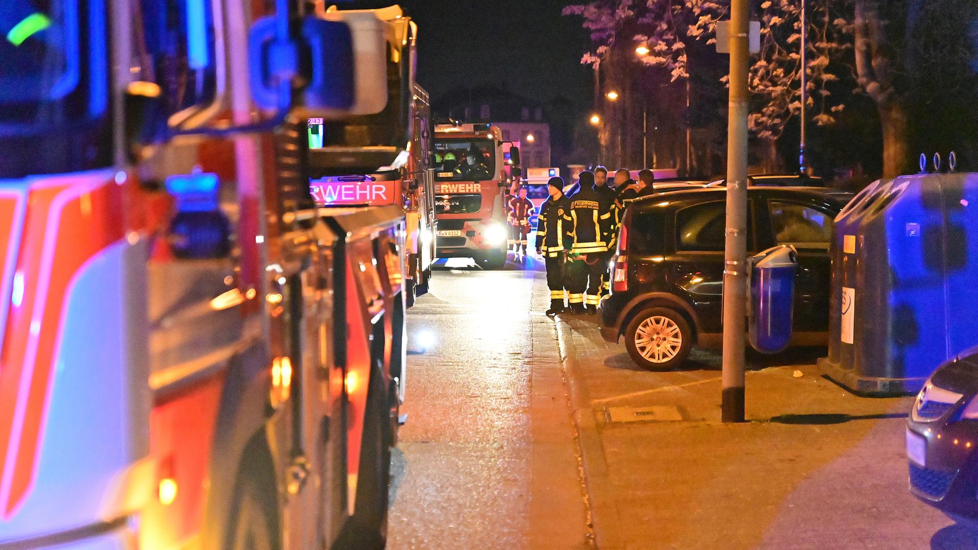 Feuerwehrleute im Einsatz bei einem Brand. 