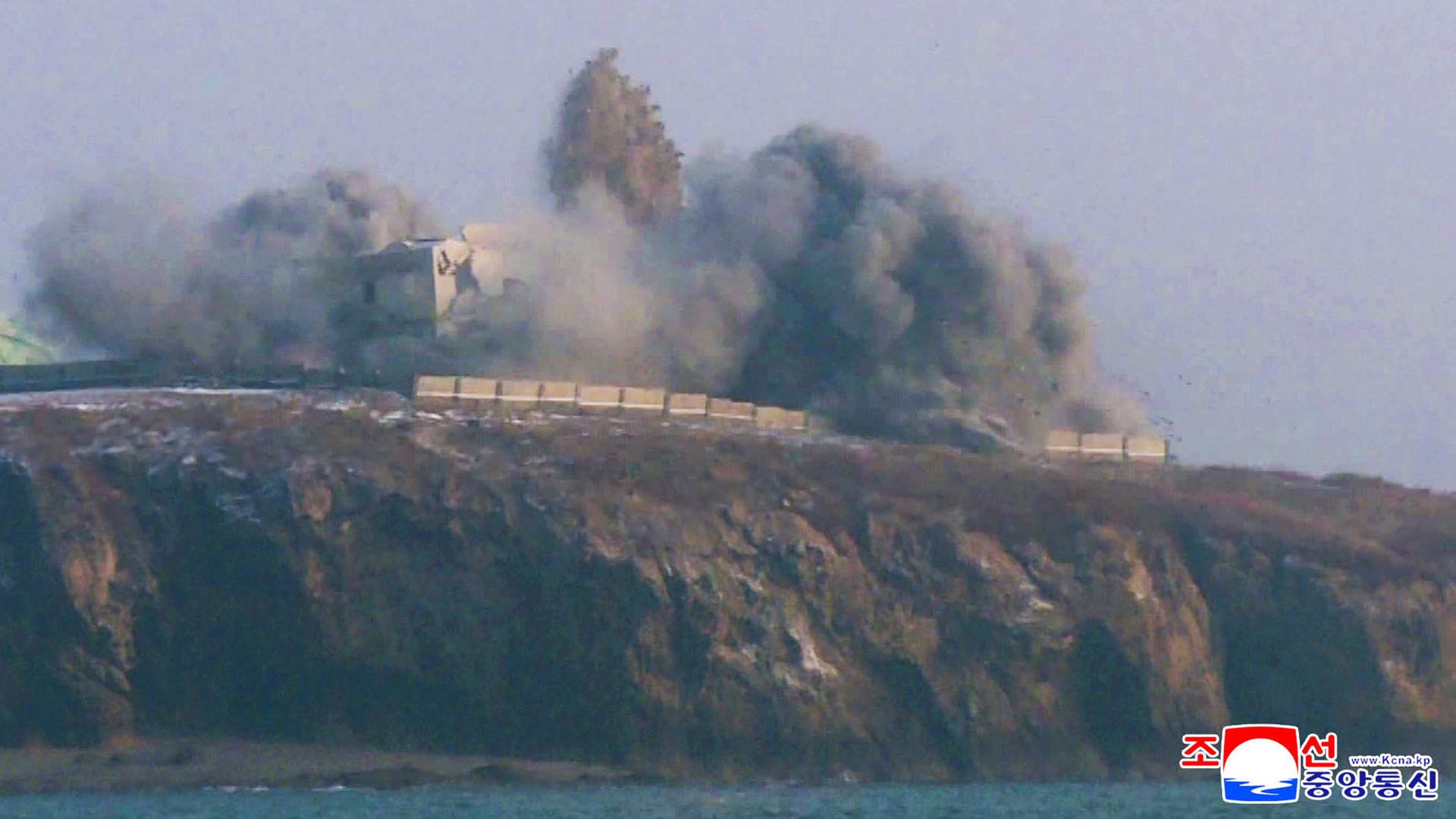 Rauch steigt aus einem Gebäude auf, nachdem ein strategischer Langstrecken-Marschflugkörper, der vom Gelben Meer vor Nordkorea abgefeuert wurde, eingeschlagen ist. 