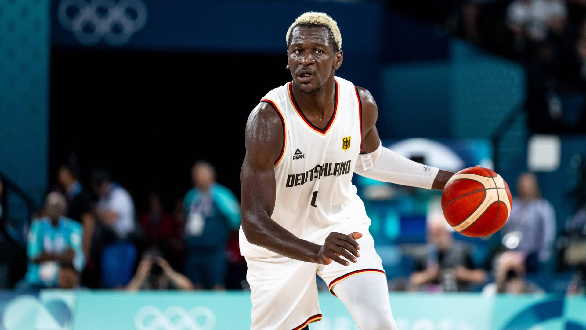 Der deutsche Basketball-Nationalspieler Isaac Bonga dribbelt bei den Olympischen Spielen in Paris