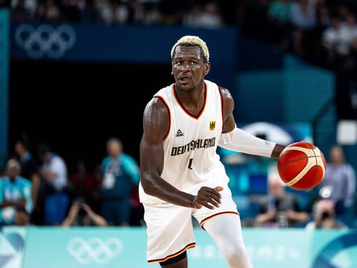 Der deutsche Basketball-Nationalspieler Isaac Bonga dribbelt bei den Olympischen Spielen in Paris