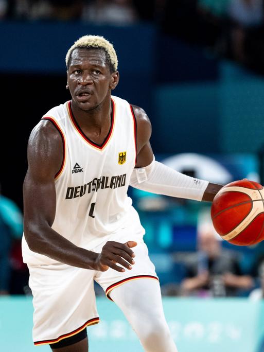 Der deutsche Basketball-Nationalspieler Isaac Bonga dribbelt bei den Olympischen Spielen in Paris