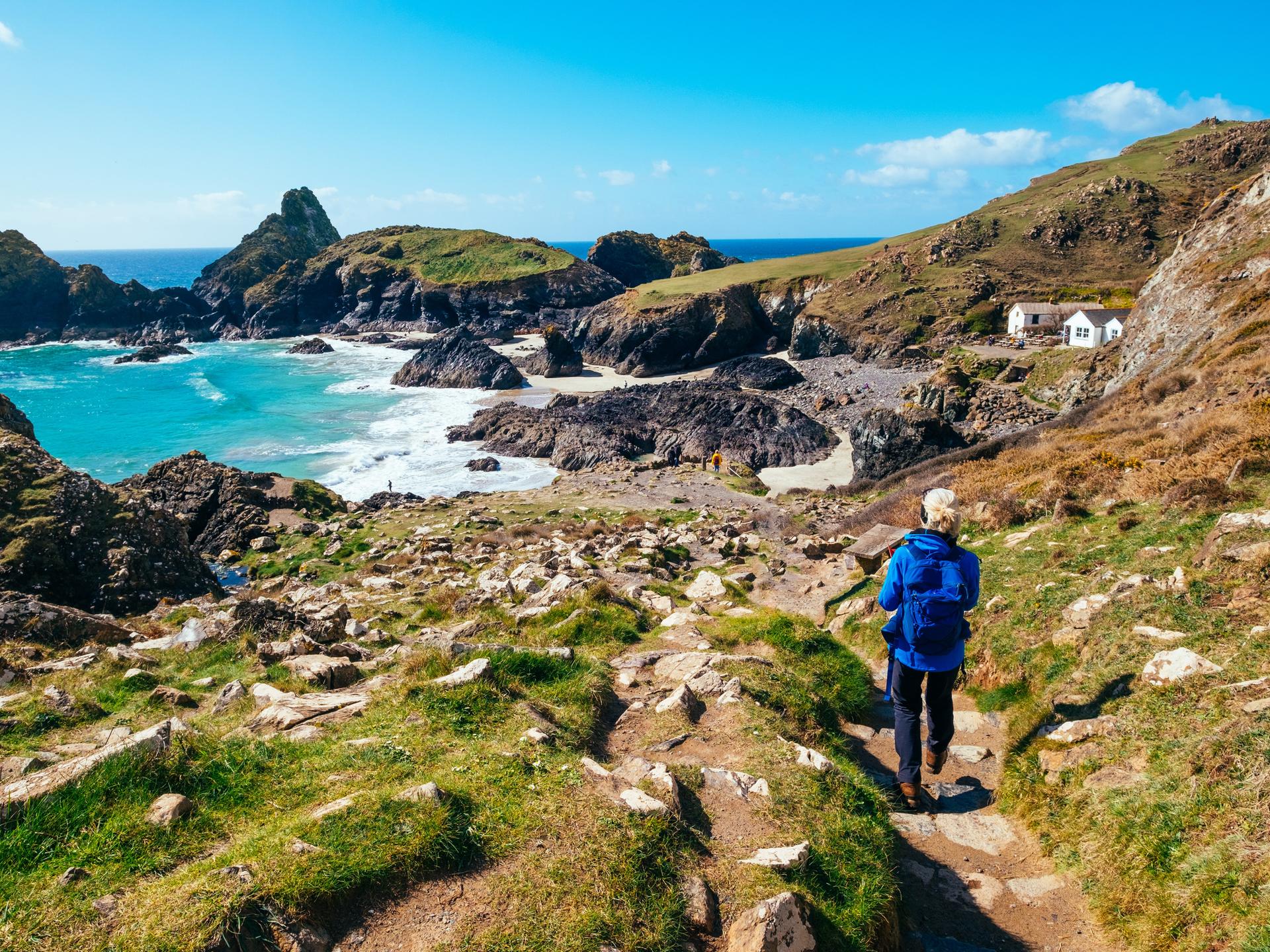 Eine Frau wandert auf dem Küstenweg von Lizard Point zur Kynance Cove in Cornwall, England (Symbolbild)