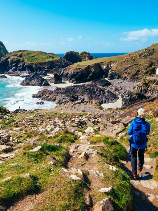 Eine Frau wandert auf dem Küstenweg von Lizard Point zur Kynance Cove in Cornwall, England (Symbolbild)