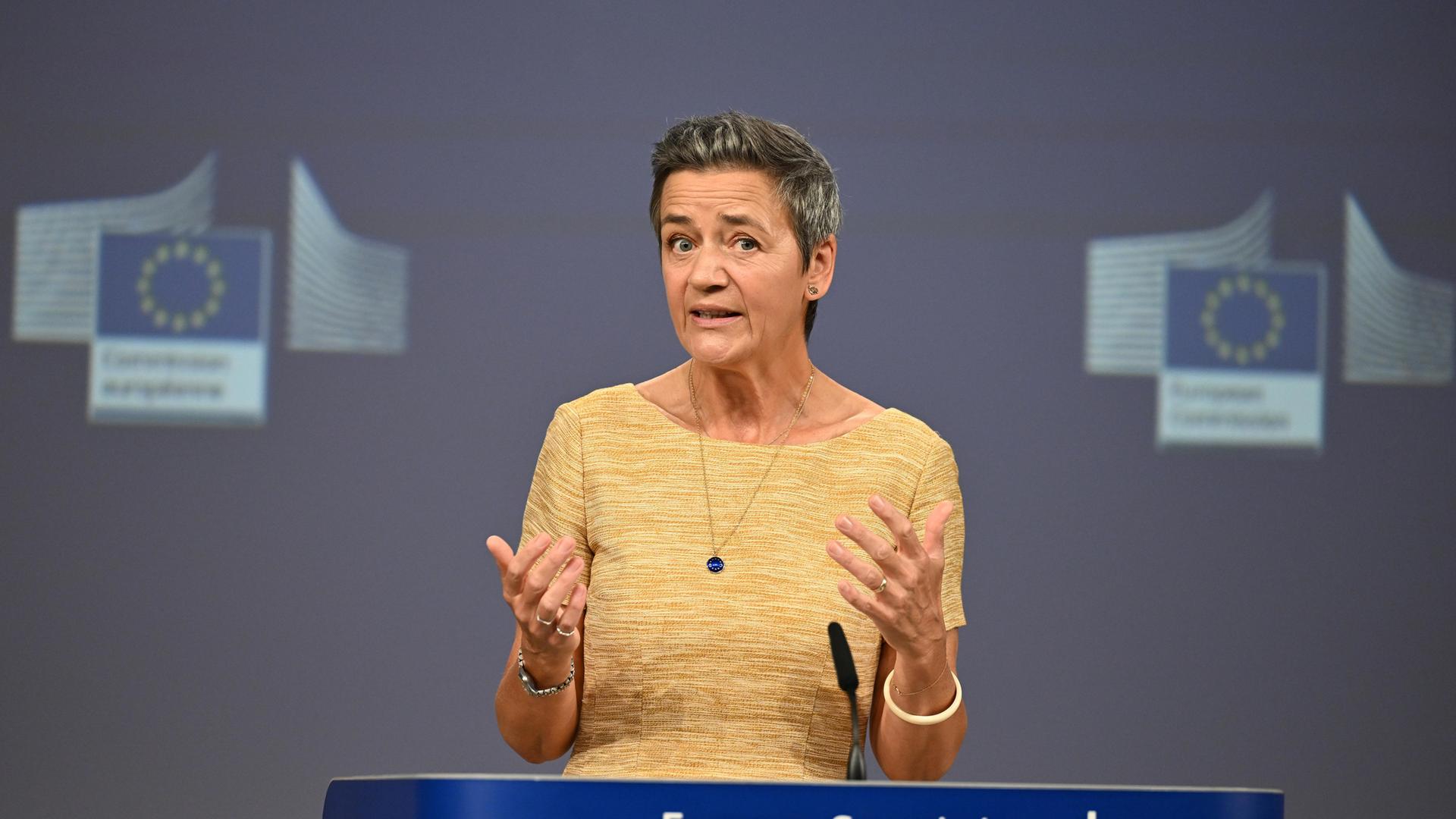 EU-Wettbewerbskommissarin Margrethe Vestager spricht bei einer Pressekonferenz in Brüssel hinter einem Rednerpult. 