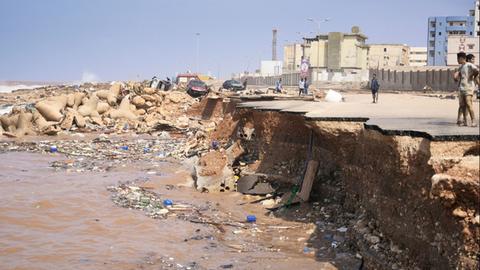 Libyen, Darna: Auf diesem von der libyschen Regierung zur Verfügung gestellten Bild ist eine Küstenstraße nach schweren Überschwemmungen eingestürzt.