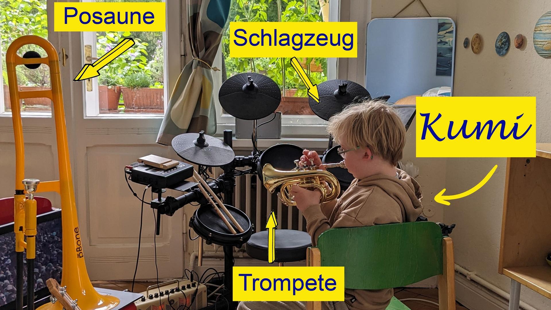 Ein blonder Junge sitzt in seinem Zimmer auf einem Stuhl und spielt Trompete, um ihn herum sind einige andere Instrumente zu sehen, ein Schlagzeug, eine Ukulele, eine Posaune und eine Geige