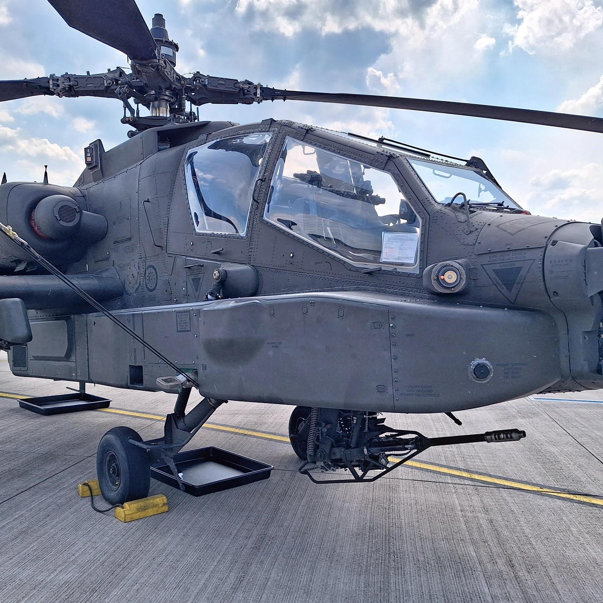 Ein Boeing AH-64 Apache, zweimotoriger Kampfhubschrauber steht auf der Internationalen Luft- und Raumfahrtausstellung (ILA) in Berlin. 