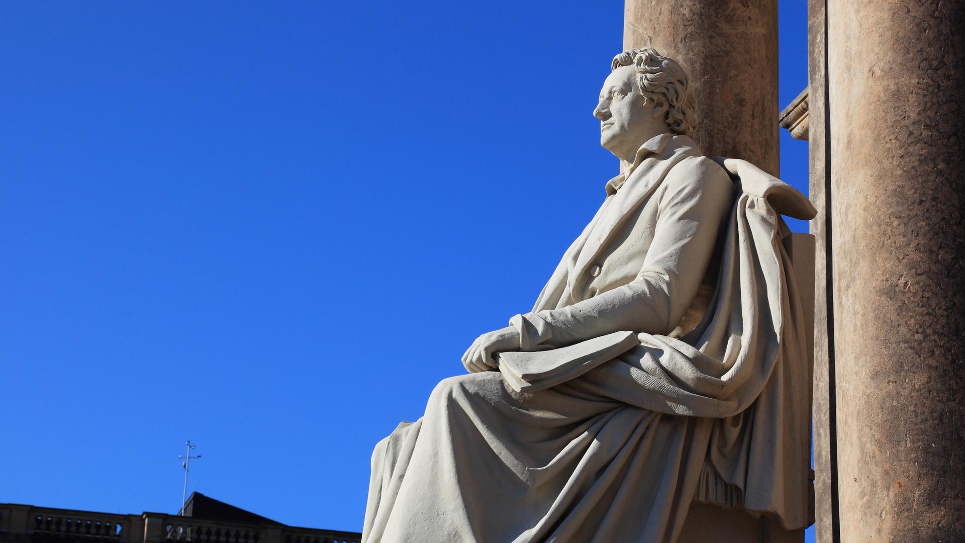 Statue von Goethe, links des Einganges der Semperoper in Dresden, Sachsen, Deutschland