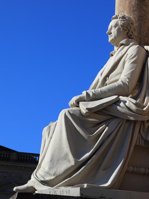 Statue von Goethe, links des Einganges der Semperoper in Dresden, Sachsen, Deutschland