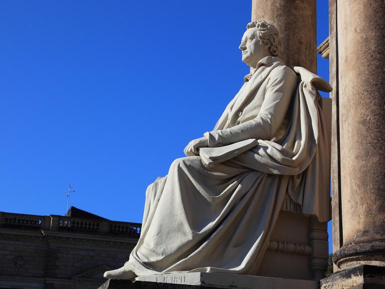 Statue von Goethe, links des Einganges der Semperoper in Dresden, Sachsen, Deutschland