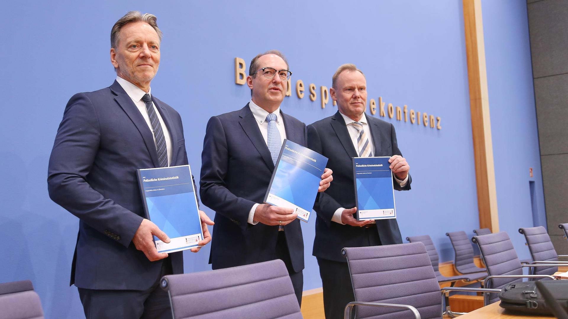 L-R: Holger Münch, Präsident des Bundeskriminalamtes (BKA), Bundesminister des Innern Alexander Dobrindt (CSU), Andy Grote, Vorsitzender der Innenministerkonferenz (IMK) und Senator für Inneres und Sport der Stadt Hamburg stehen nebeneinander.