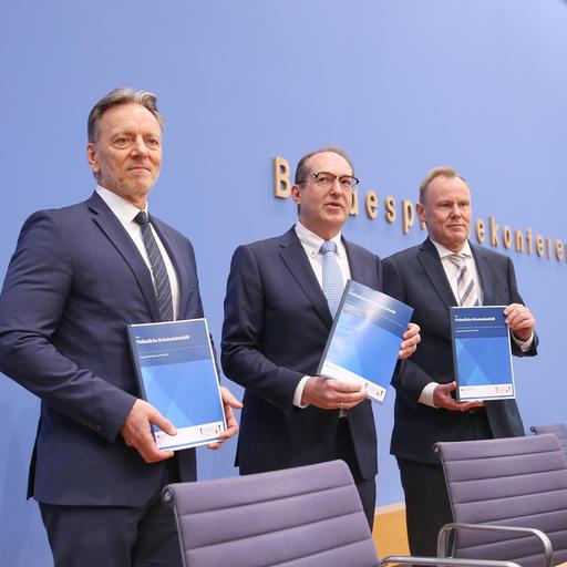 L-R: Holger Münch, Präsident des Bundeskriminalamtes (BKA), Bundesminister des Innern Alexander Dobrindt (CSU), Andy Grote, Vorsitzender der Innenministerkonferenz (IMK) und Senator für Inneres und Sport der Stadt Hamburg stehen nebeneinander.