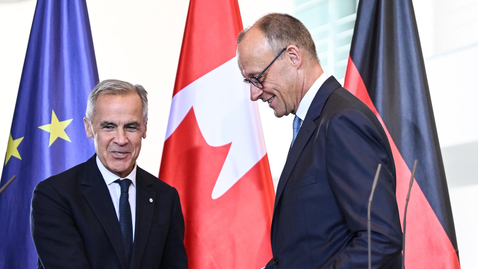 Bundeskanzler Friedrich Merz (CDU, r) und der kanadische Premierminister Mark Carney geben eine gemeinsame Pressekonferenz in Berlin.