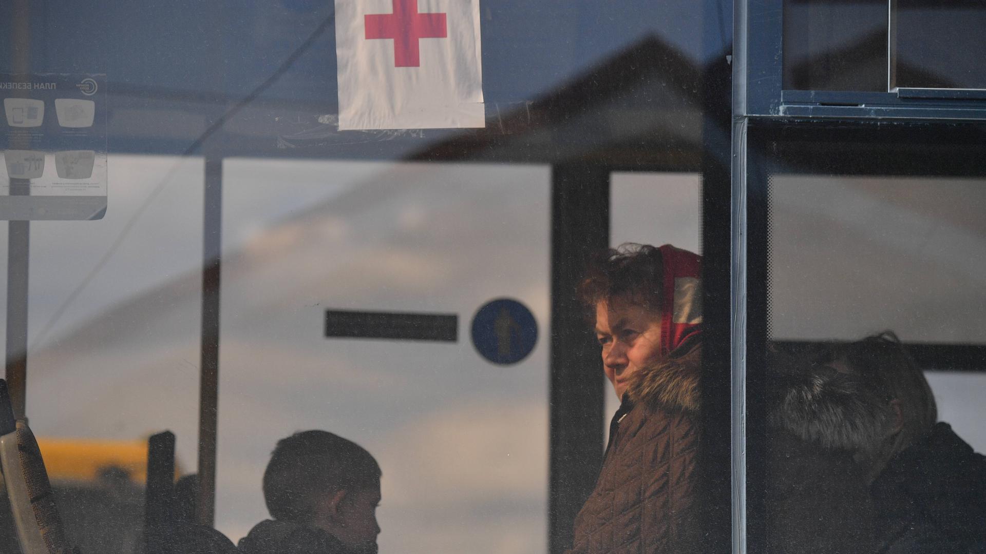 Eine Frau ist in einem Bus zu sehen, der Menschen aus Mariupol in von Russland kontrolliertes Gebiet gebracht hat. Eine Frau ist in einem Bus zu sehen, der Menschen aus Mariupol in von Russland kontrolliertes Gebiet gebracht hat.