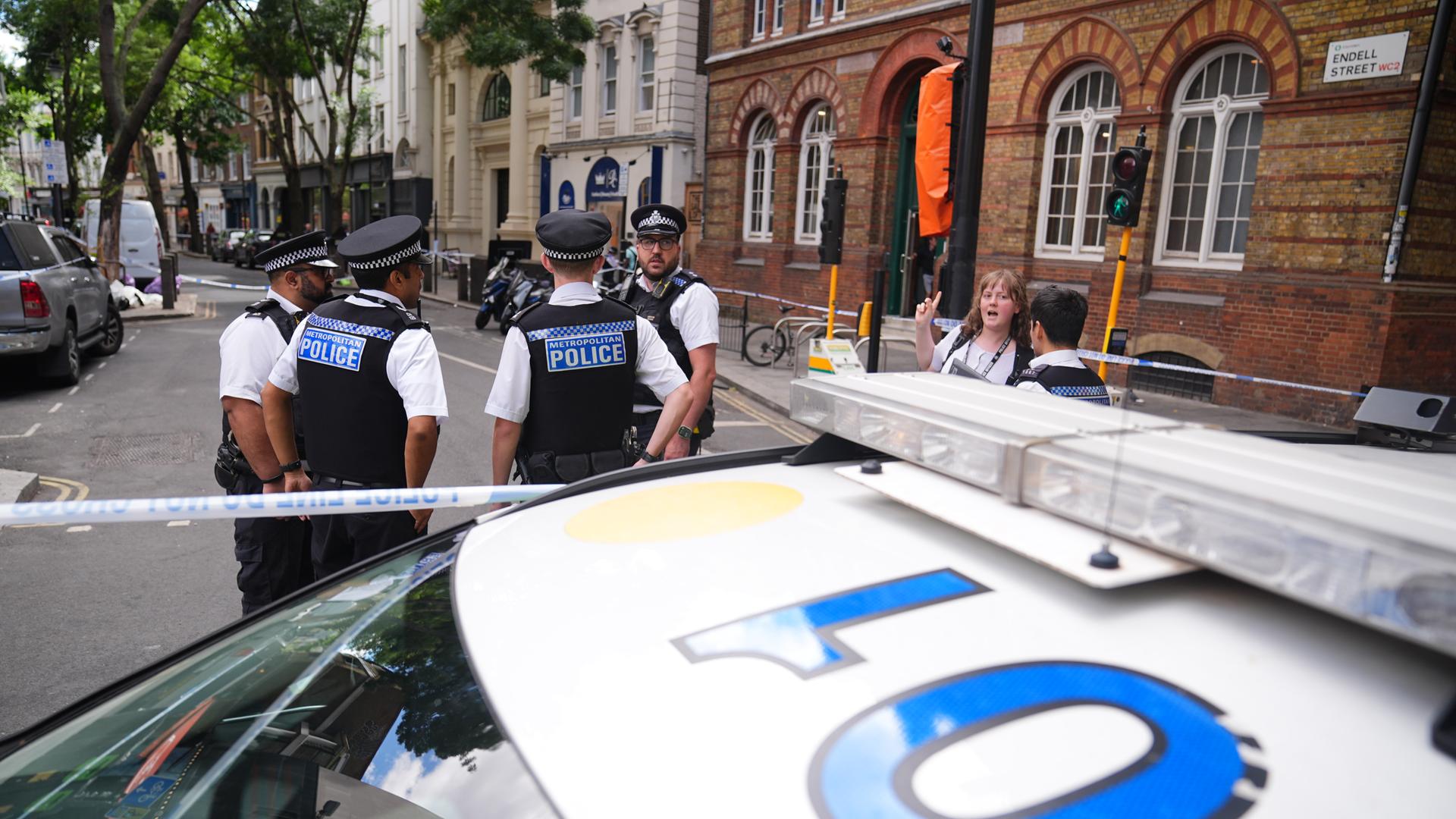  London: Einsatzkräfte der Polizei sichern einen Tatort in der Endell Street in Covent Garden, nachdem vier Männer niedergestochen worden waren.