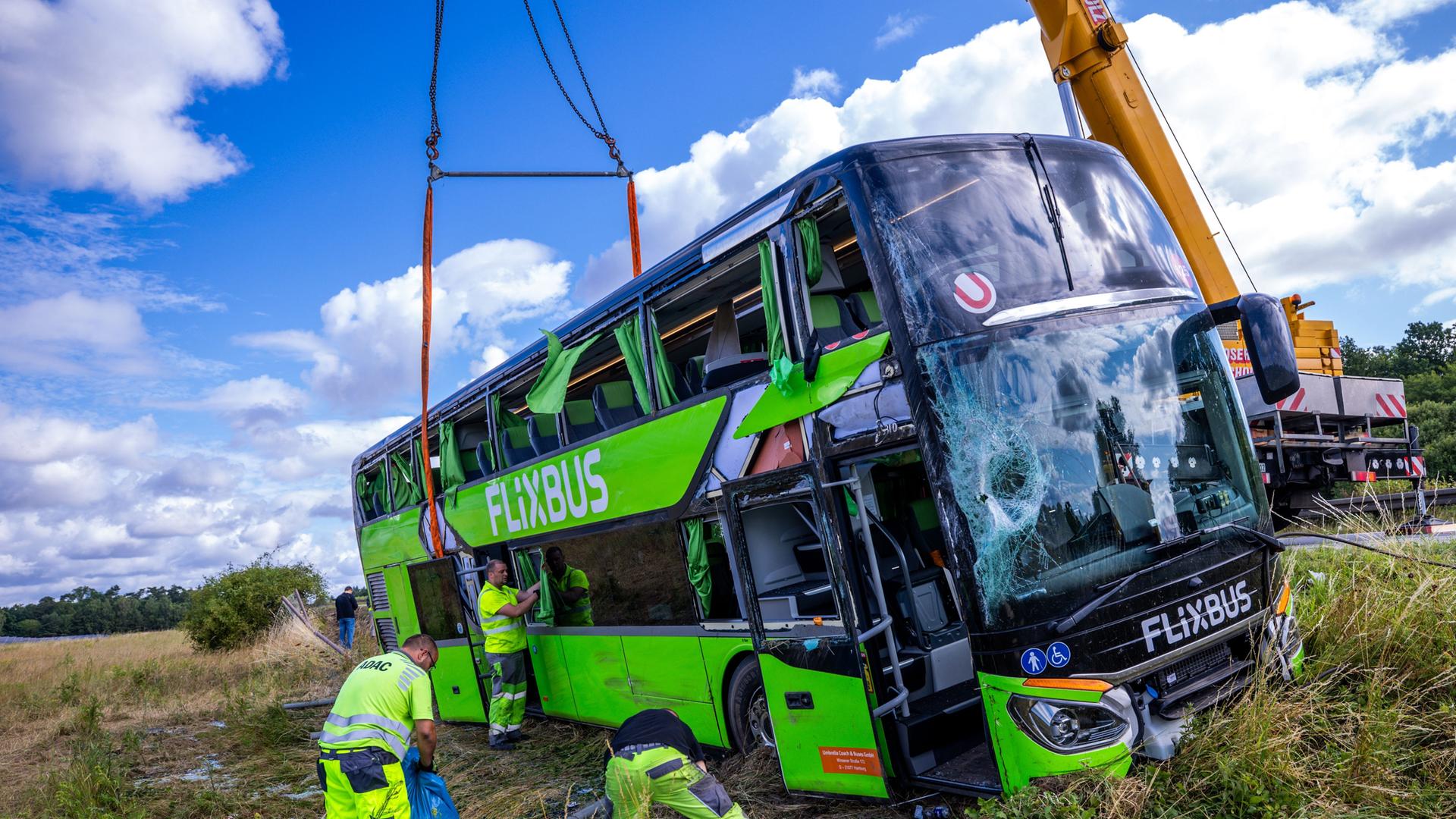 Bergungskräfte räumen die Unfallstelle, wo in der Nacht bei einem schweren Unfall auf der Autobahn 19 im Landkreis Mecklenburgische Seenplatte ein Flixbus von der Fahrbahn abkam und umgekippt war. Bergungskräfte räumen die Unfallstelle, wo in der Nacht bei einem schweren Unfall auf der Autobahn 19 im Landkreis Mecklenburgische Seenplatte ein Flixbus von der Fahrbahn abkam und umgekippt war.