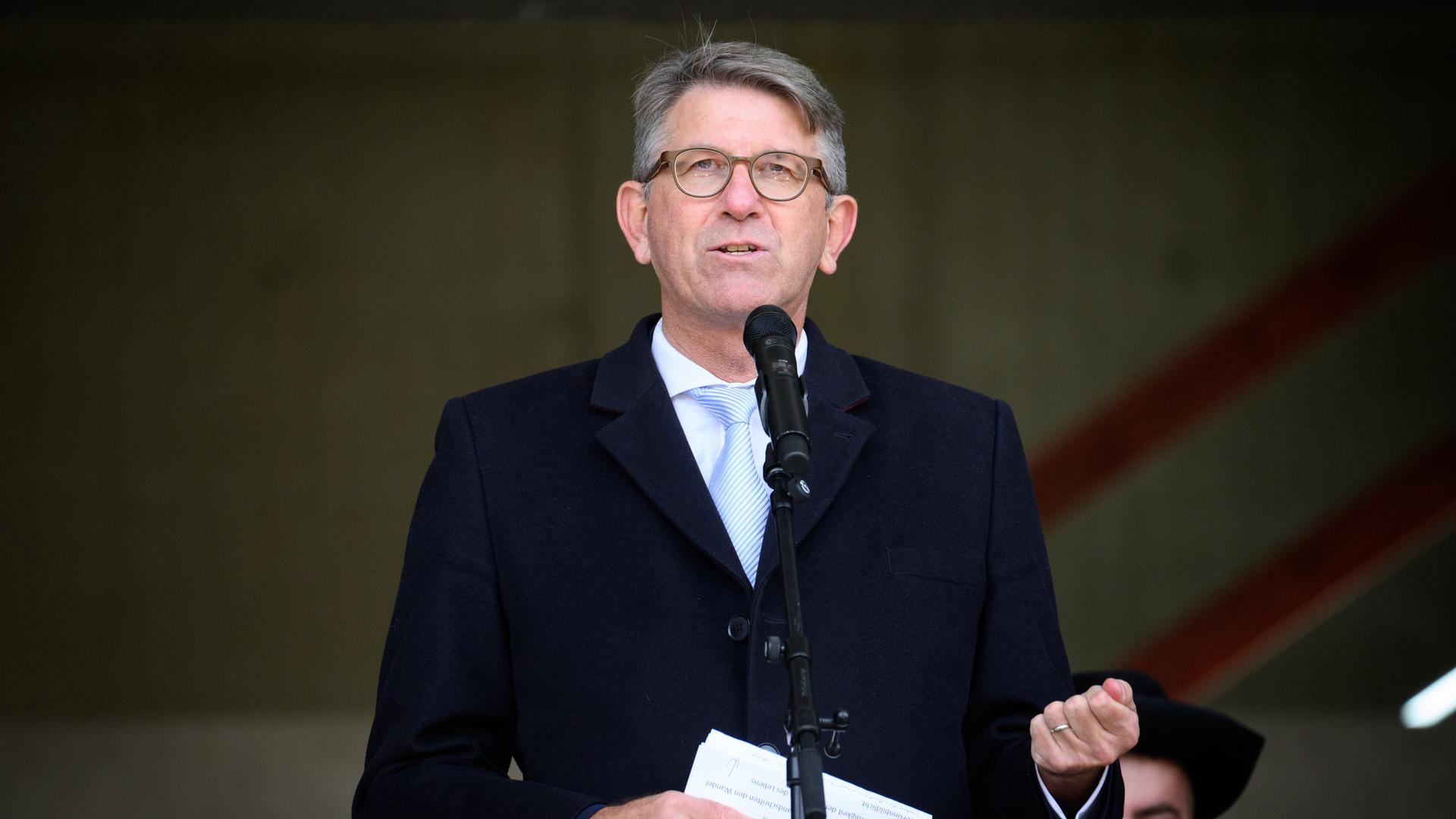 Wolfram Weimer (parteilos), Staatsminister für Kultur und Medien, spricht mit einem Manuskript in der Hand an einem Mikrofon. Wolfram Weimer (parteilos), Staatsminister für Kultur und Medien, spricht mit einem Manuskript in der Hand an einem Mikrofon.