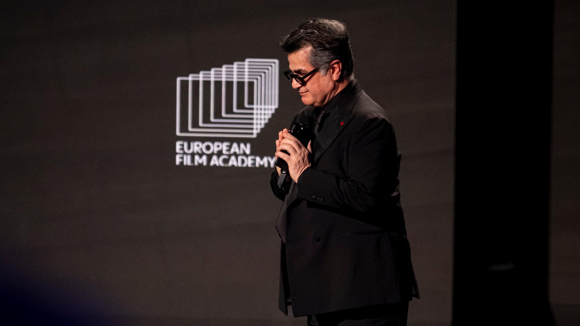 Der iranische Regisseur Jafar Panahi steht bei der Verleihung des 38. Europäischen Filmpreises auf der Bühne.