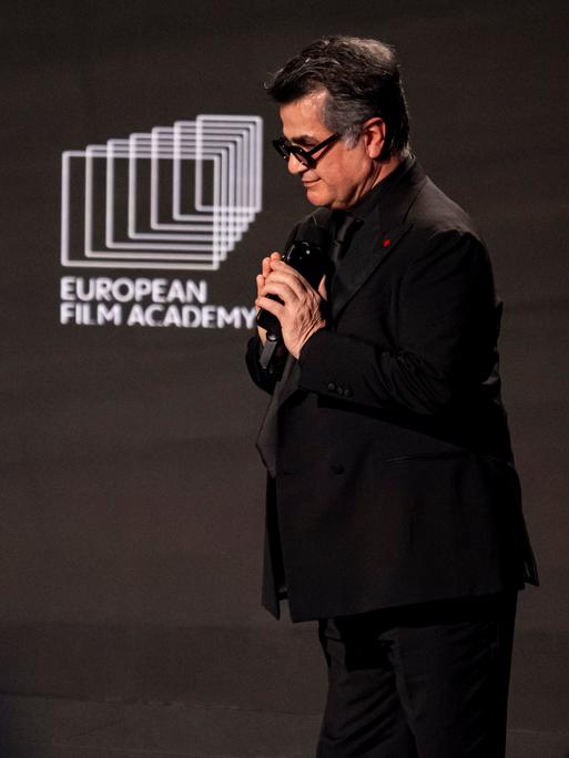 Der iranische Regisseur Jafar Panahi steht bei der Verleihung des 38. Europäischen Filmpreises auf der Bühne.