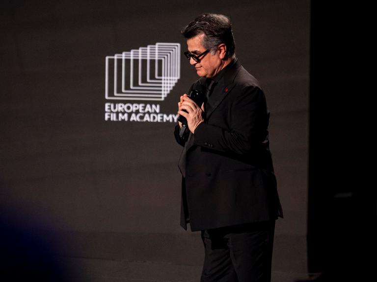 Der iranische Regisseur Jafar Panahi steht bei der Verleihung des 38. Europäischen Filmpreises auf der Bühne.