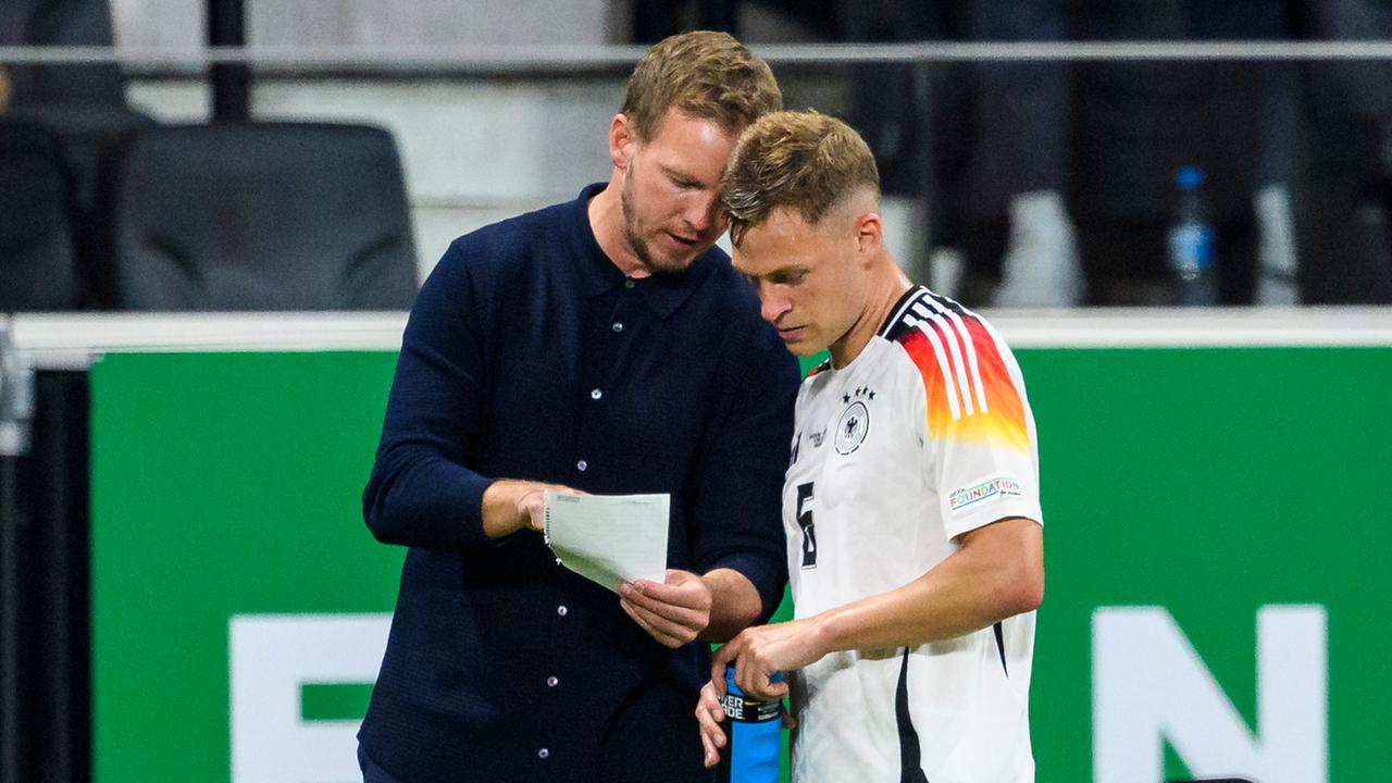 Bundestrainer Julian Nagelsmann (l.) mit dem neuen Kapitän Joshua Kimmich