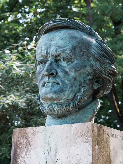 Die Richard-Wagner-Büste des Bildhauers Arno Breker nahe des Festspielhauses in Bayreuth steht auf einem Sockel