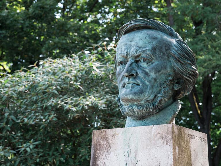 Die Richard-Wagner-Büste des Bildhauers Arno Breker nahe des Festspielhauses in Bayreuth steht auf einem Sockel