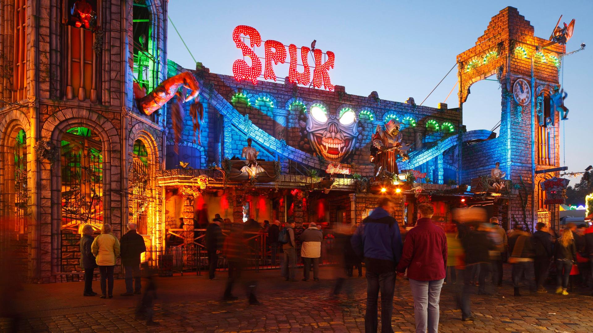 Geisterbahnspuk auf dem Volksfest Bremer Freimarkt bei Abenddämmerung.