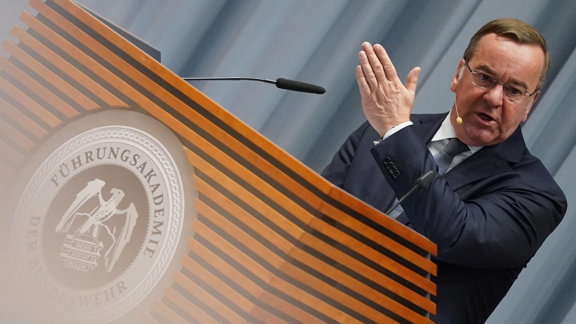 Verteidigungsminister Pistorius steht an einem Rednerpult in der Führungsakademie der Bundeswehr.