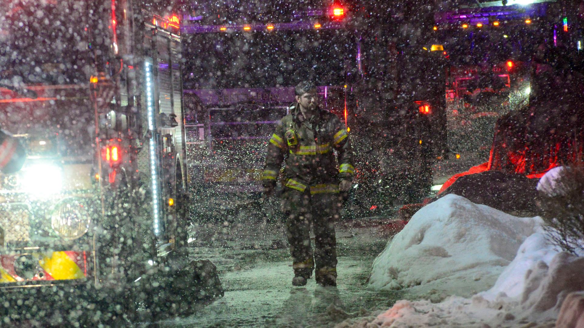 USA, Brattleboro: Schnee erschwert den Einsatzkräften den Zugang zu einem Feuer in der 75 Clark Street in Brattleboro.