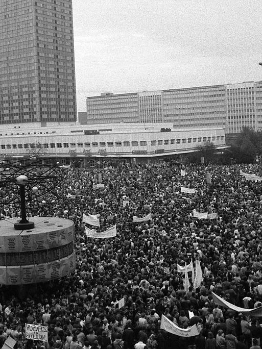 Panorama-Aufnahme des von Menschen überfüllten Alexanderplatzes.