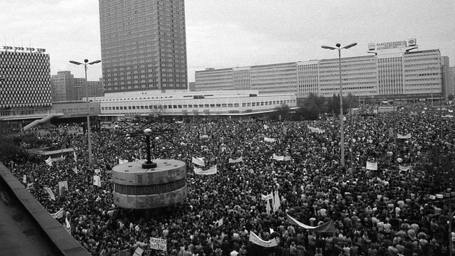 Panorama-Aufnahme des von Menschen überfüllten Alexanderplatzes.