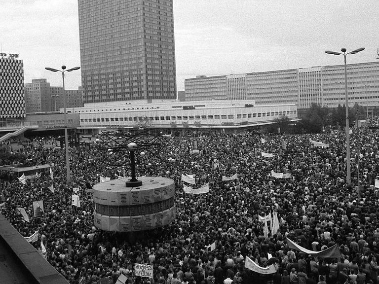 Panorama-Aufnahme des von Menschen überfüllten Alexanderplatzes.