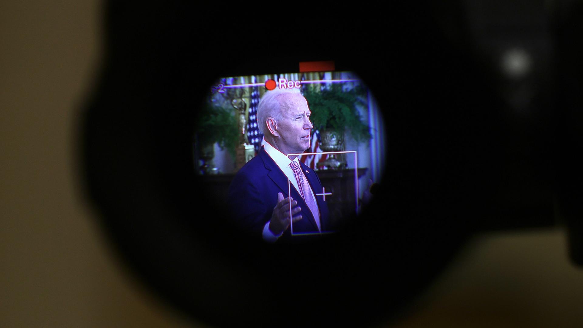 Joe Biden, Präsident der USA, durch den Sucher einer TV-Kamera gesehen.