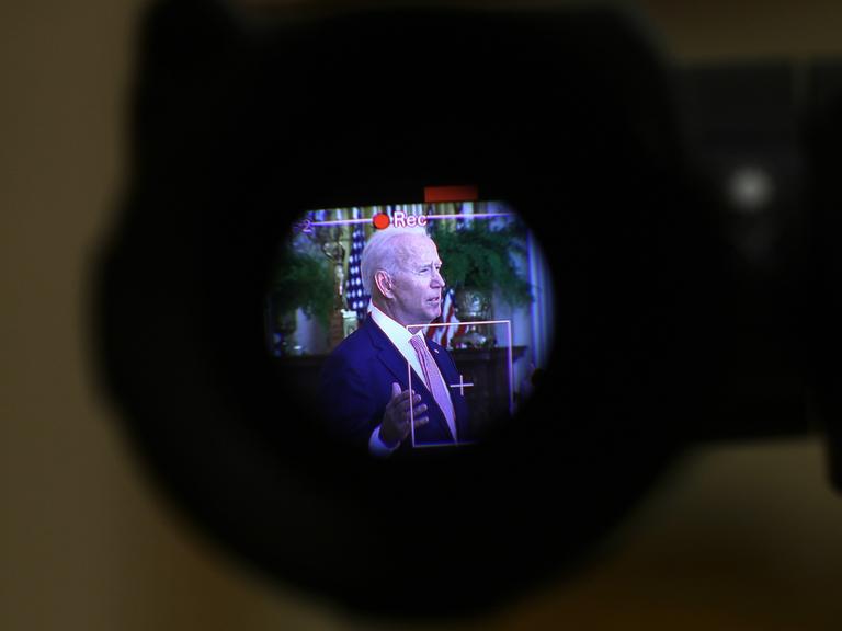 Joe Biden, Präsident der USA, durch den Sucher einer TV-Kamera gesehen.
