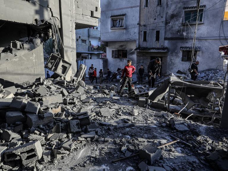 Im Gazstreifen suchen Palästinenser in den Trümmern nach Habseligkeiten.