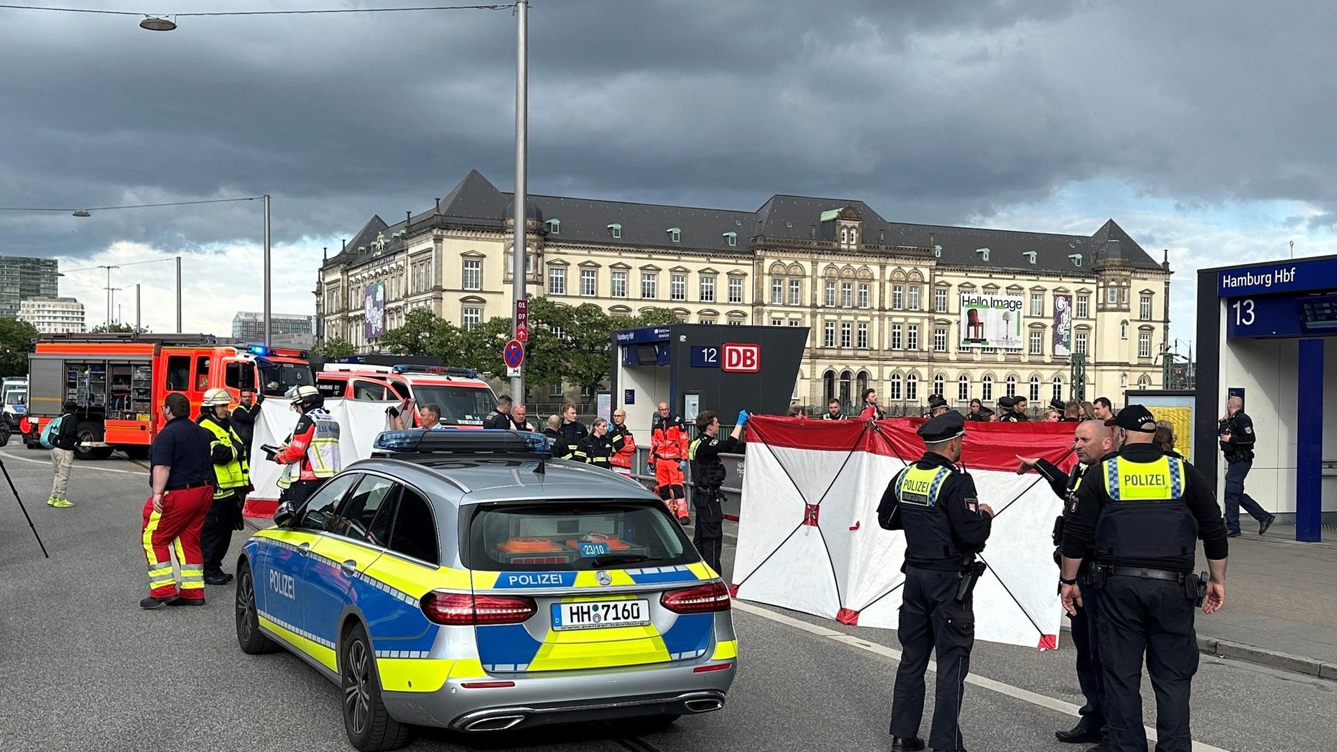 Polizei im Einsatz nahe des Tatorts in Hamburg. Polizisten stehen an einer Absperrung vor dem Hauptbahnhof. Polizei im Einsatz nahe des Tatorts in Hamburg. Polizisten stehen an einer Absperrung vor dem Hauptbahnhof.