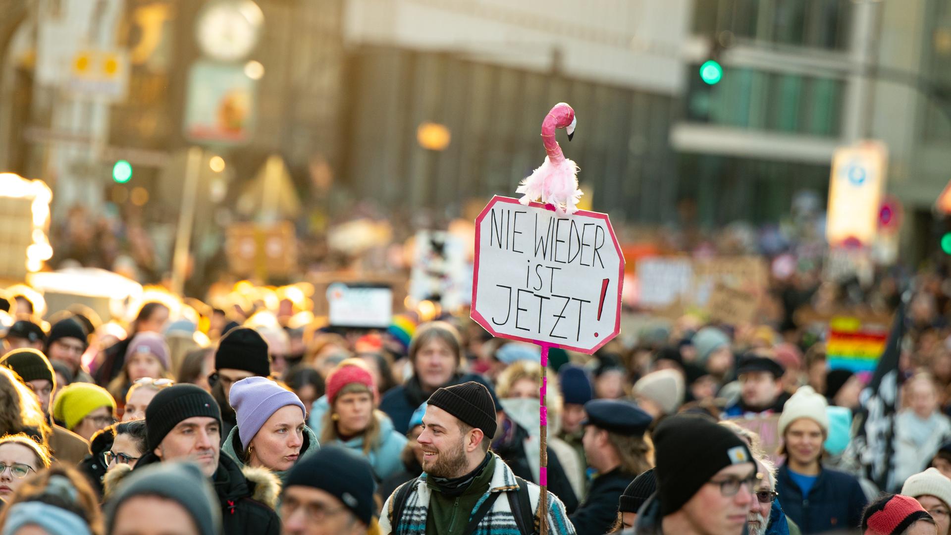 «Nie wieder ist jetzt» steht auf einem Plakat bei der Demonstration gegen Rechtsextremismus. Mit der Demonstration unter dem Motto «Für Vielfalt und unsere Demokratie - Hamburg steht zusammen gegen die AfD» wollen die Teilnehmenden ein Zeichen des Widerstands gegen rechtsextreme Umtriebe setzen.