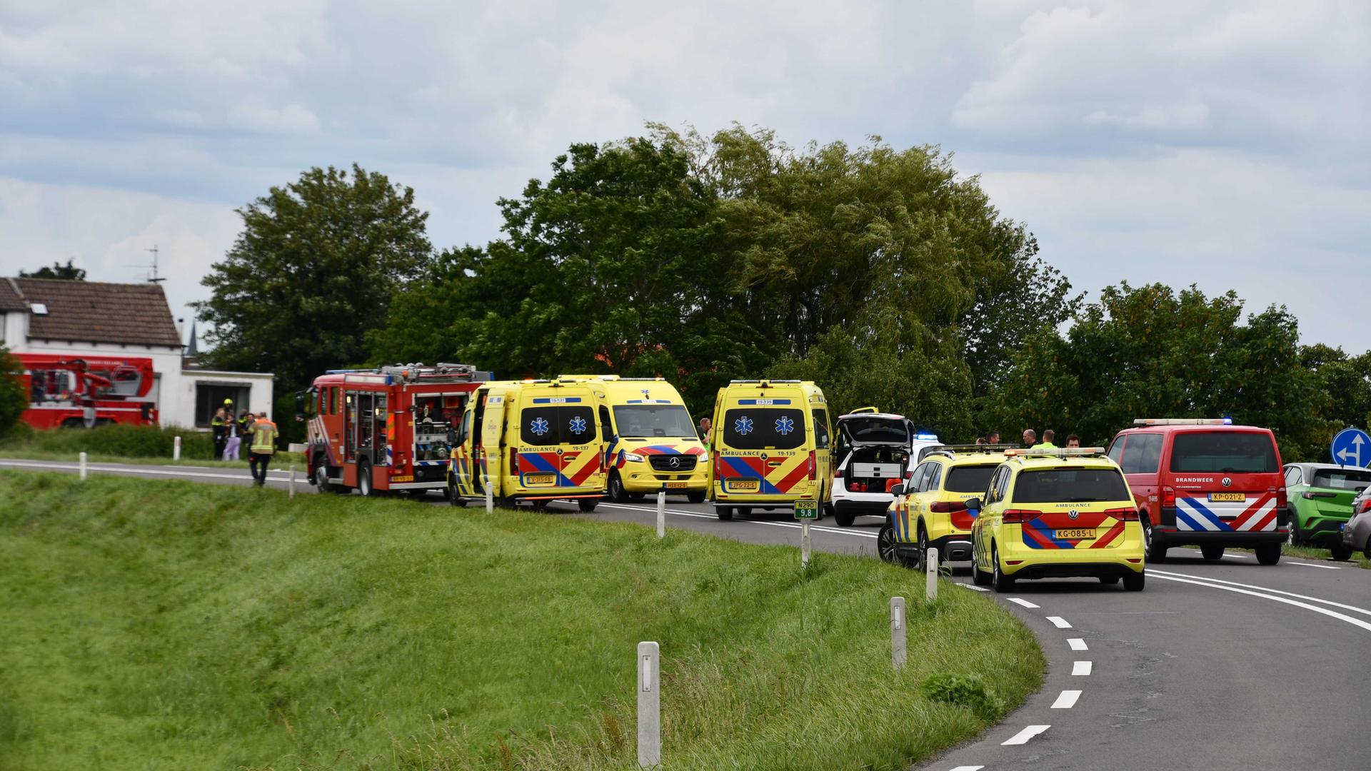 Rettungskräfte sind an einer Straße in den Niederlanden im Einsatz. Feuewehrwagen und Rettungswagen stehen an der Straße. Rettungskräfte sind an einer Straße in den Niederlanden im Einsatz. Feuewehrwagen und Rettungswagen stehen an der Straße.