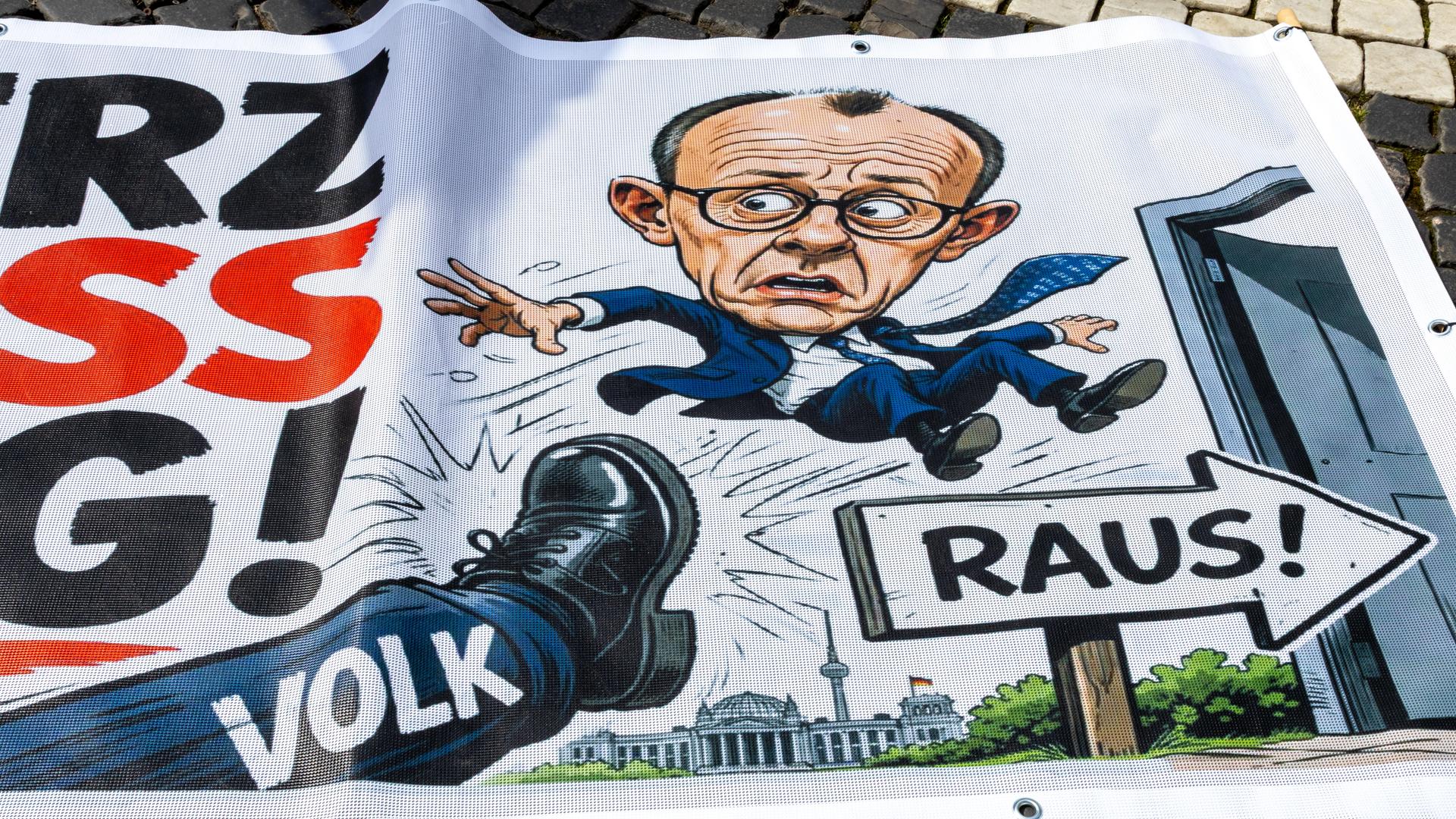 Plakat auf einer Demonstration gegen die aktuelle Bundesregierung unter Bundeskanzler Friedrich Merz in Augsburg. Das Banner hat die Aufschrift "Merz muss weg!" Plakat auf einer Demonstration gegen die aktuelle Bundesregierung unter Bundeskanzler Friedrich Merz in Augsburg. Das Banner hat die Aufschrift "Merz muss weg!"